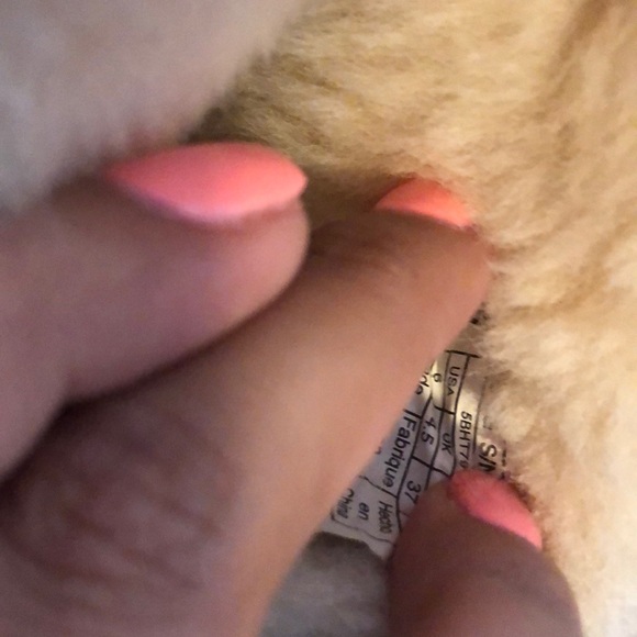 UGGS - Picture 4 of 4